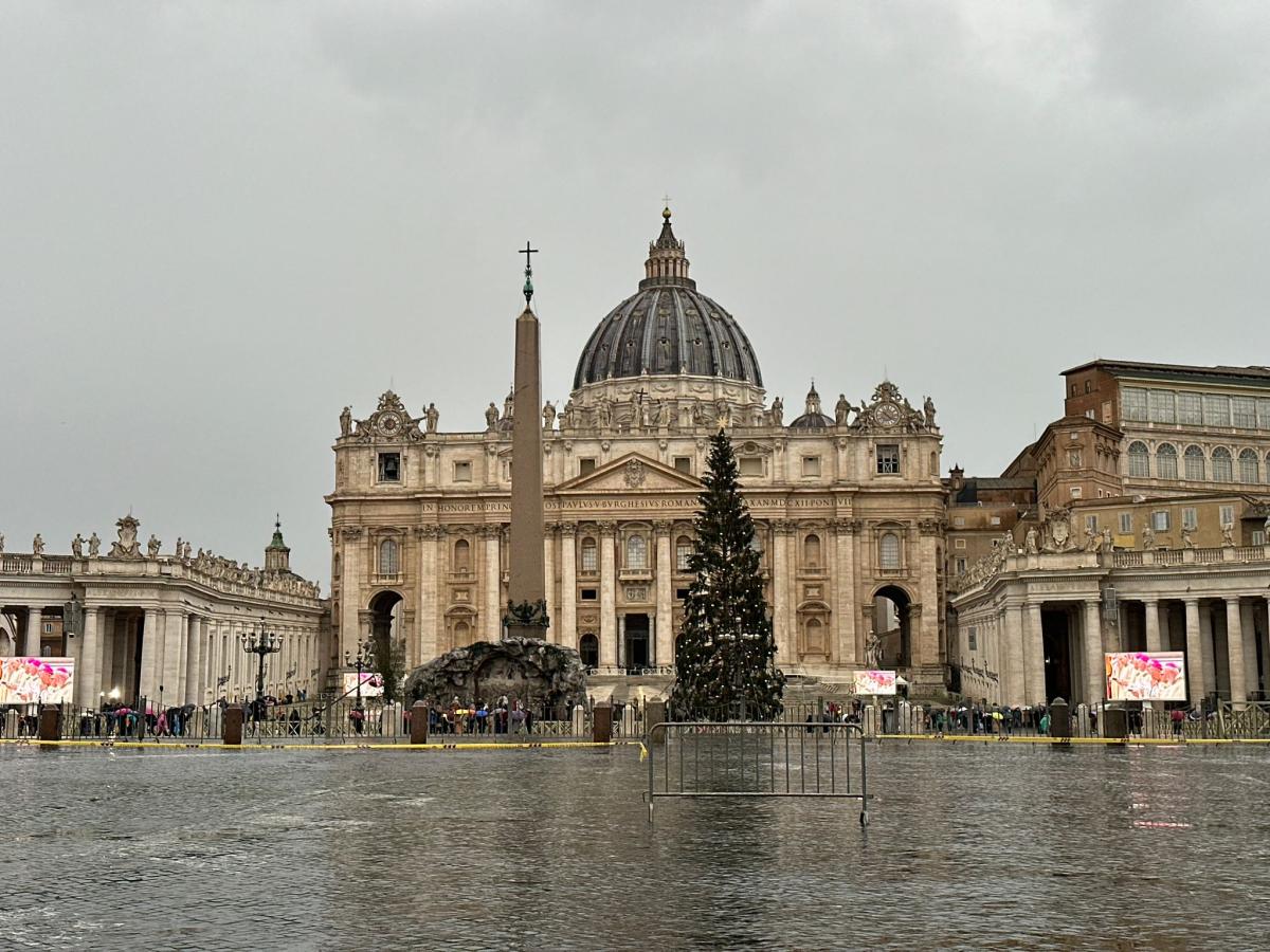 “Viva la Befana 2024”, a Piazza San Pietro il corteo sotto la pioggia: 6.000 persone attendono l’Angelus del  Papa