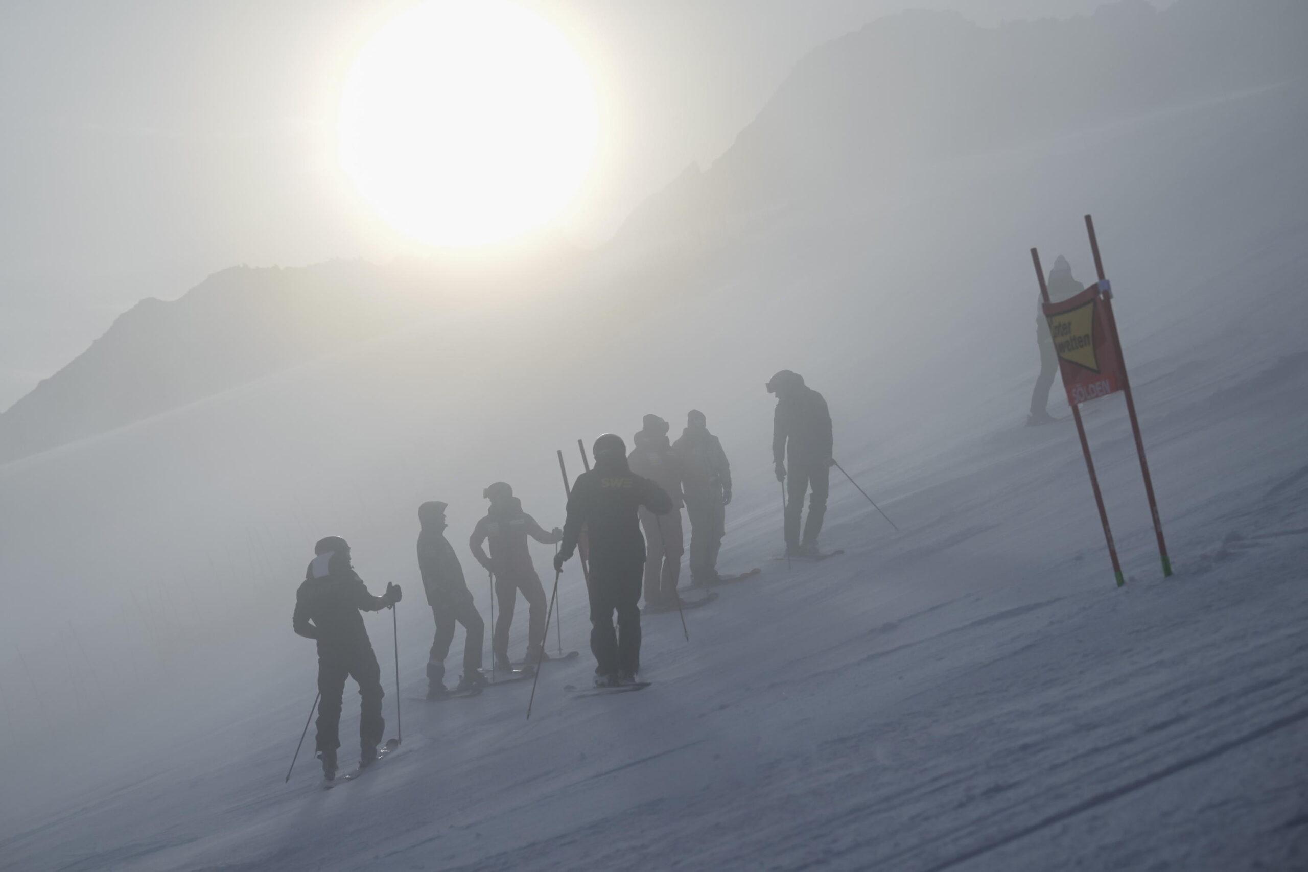 Sci, cancellato il gigante maschile di Soelden per vento troppo forte | VIDEO