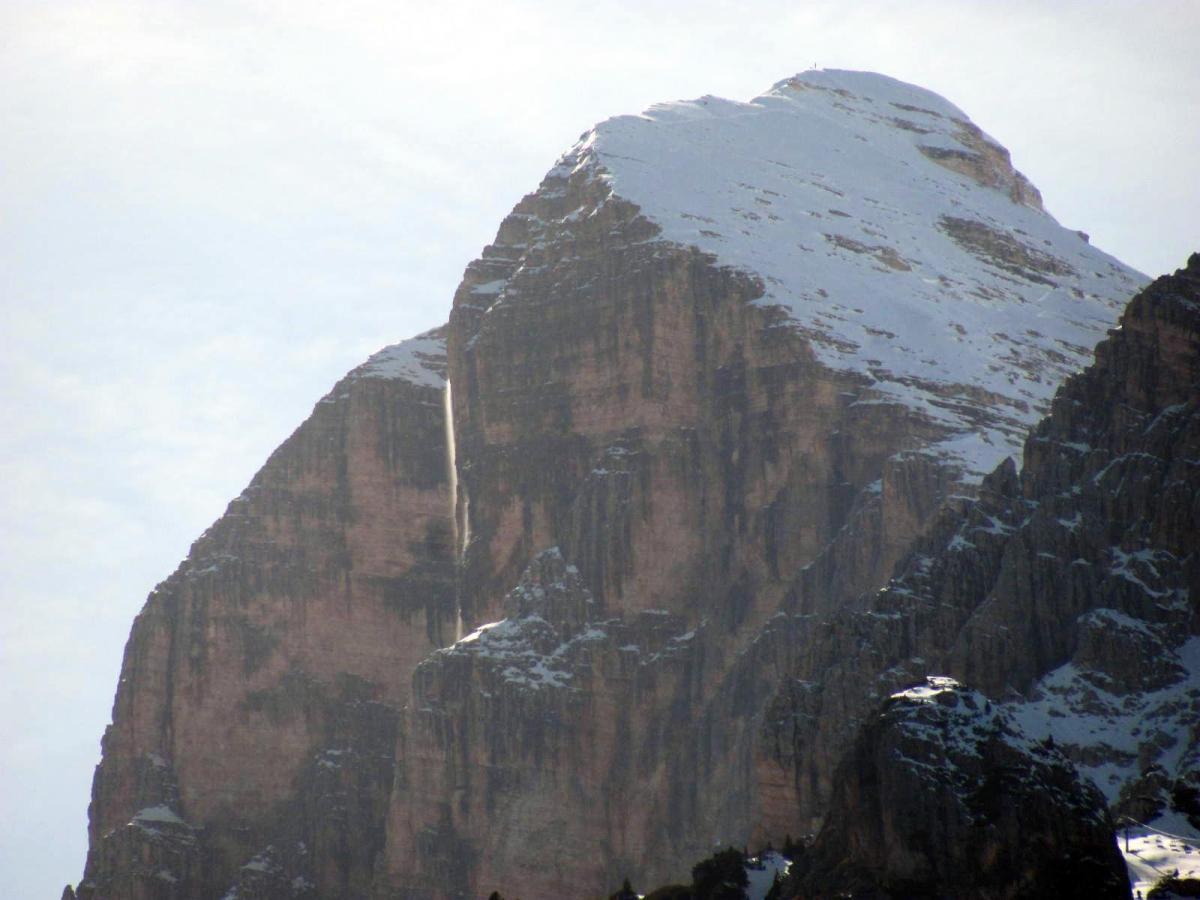 Belluno, scala senza protezioni la Tofana di Rozes: morto alpinista…