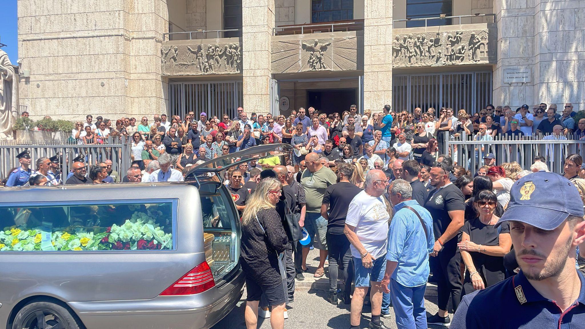 uscita chiesa funerali pietrangeli primavalle