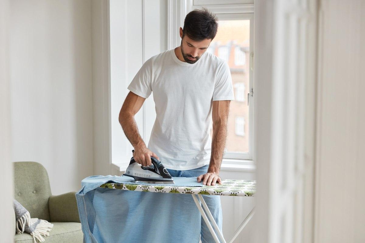 Come stirare una camicia senza pieghe e cosa usare per farlo bene