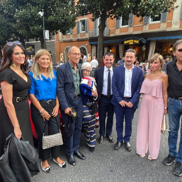 Gran Prix Storico di Roma,  le auto da corsa sfrecciano su via Veneto con madrina Maria Grazia Cucinotta | VIDEO