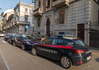 Milano, anziano minaccia di buttarsi dal quinto piano: i carabinieri lo salvano dal suicidio | VIDEO