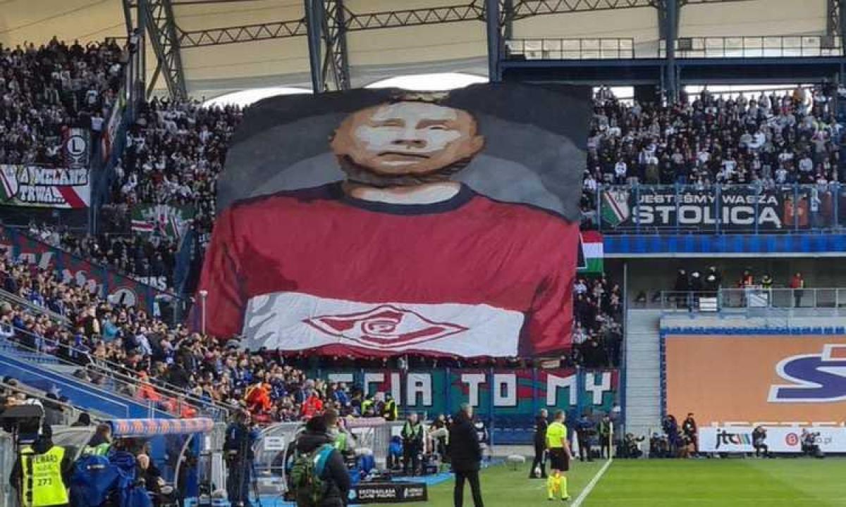 Putin impiccato: lo striscione shock dei tifosi del Legia Varsavia