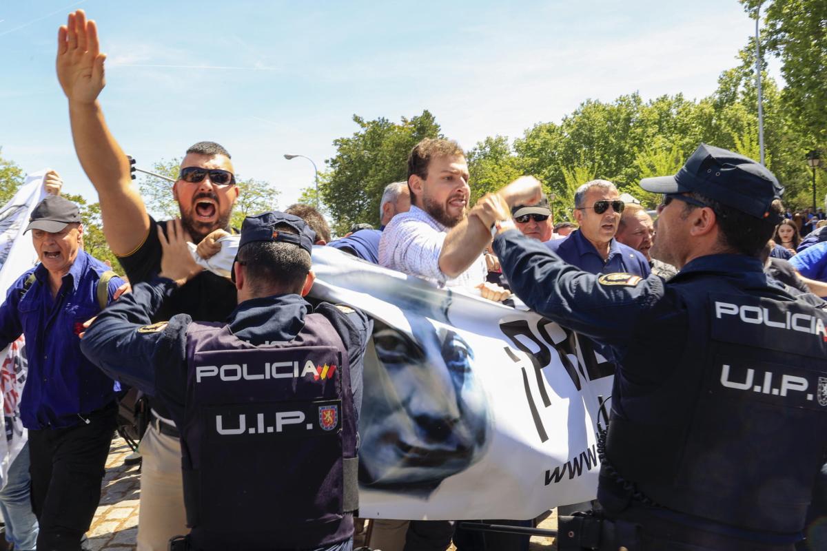 Spagna, tensione fra polizia e neofascisti: tre arresti | FOTO