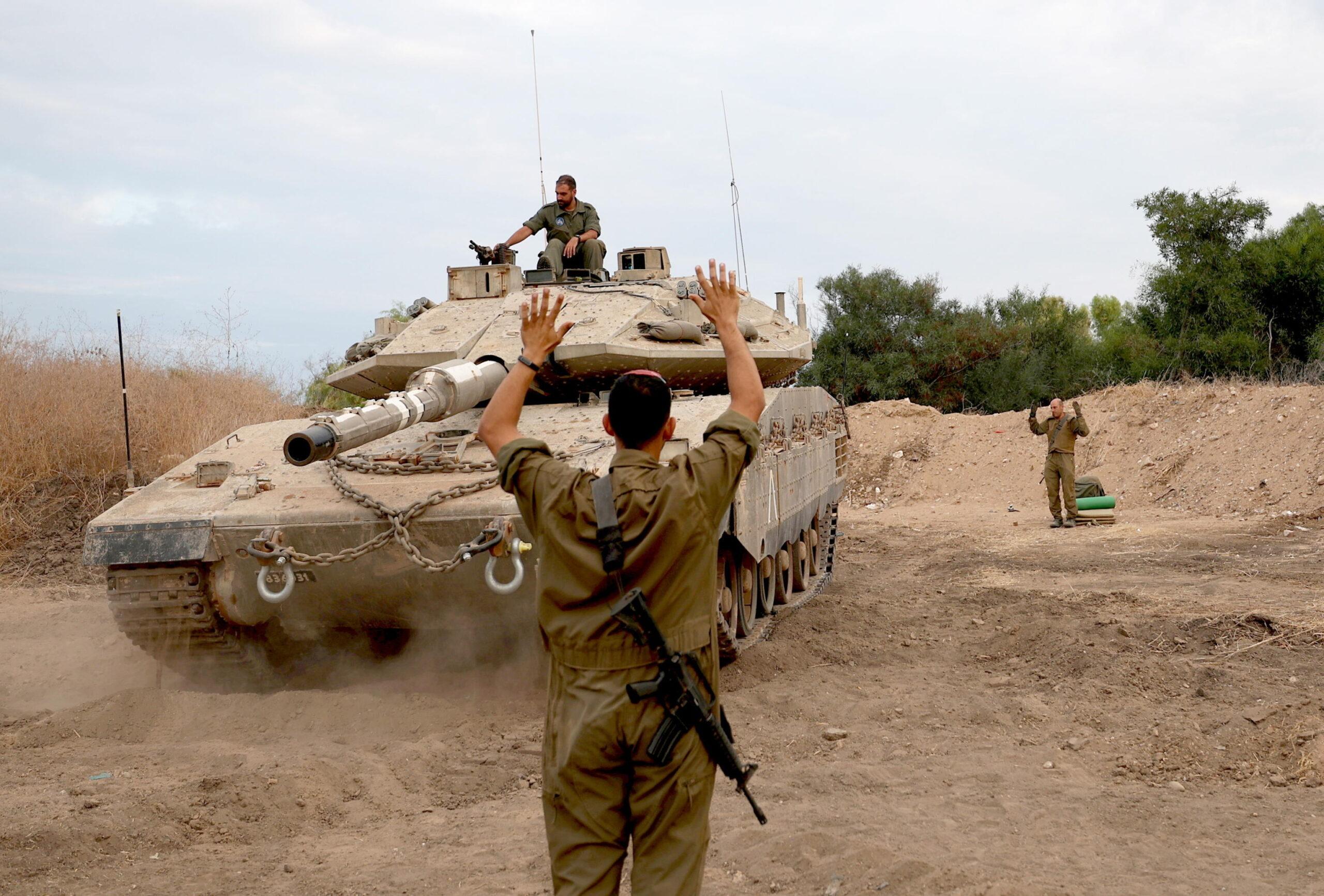 Guerra Israele-Palestina, i tank israeliani entrano a Gaza: breve attacco prima di ritirarsi, si avvicina l’invasione