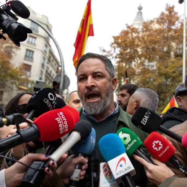 Spagna, il leader di Vox Abascal: “Sanchez a testa in giù!”. Arriva la denuncia per crimini d’odio del Psoe