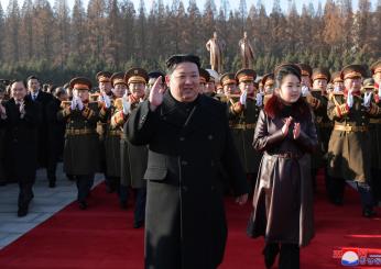 Nord Corea, morto Kim Ki Nam, il padre del culto della dinastia Kim: il leader supremo si inchina davanti alla bara dell’ex capo della propaganda