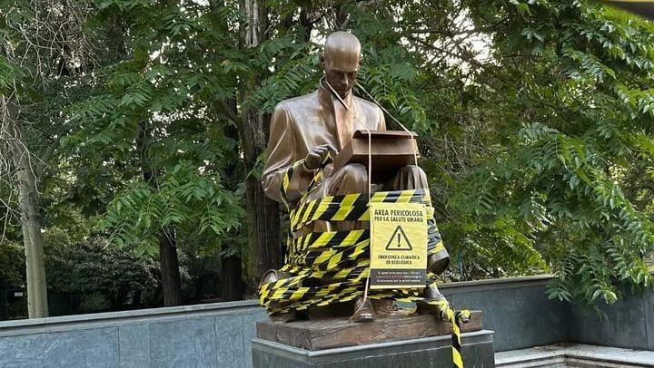 Statua Montanelli Milano avvolta da un nastro: blitz ambientalista di Extinction Rebellion