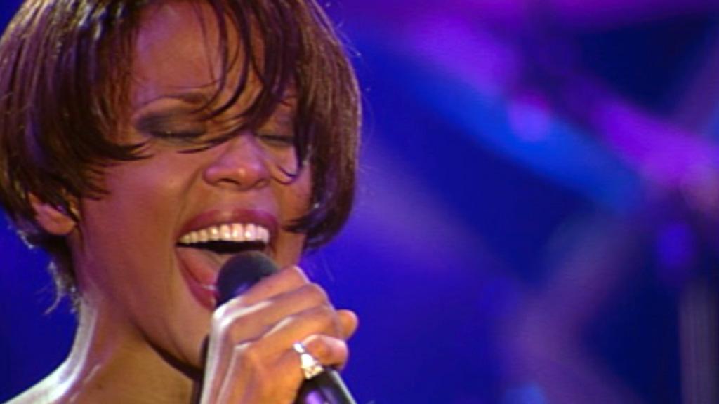 Whitney Houston arriva il film sulla sua vita, com’è morta la cantante?