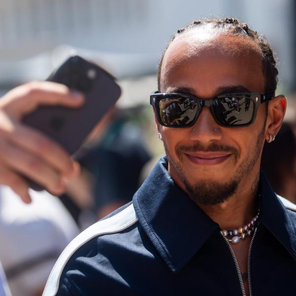 F1, Lewis Hamilton alle stelle dopo la pole in Ungheria: “Ho perso la voce”