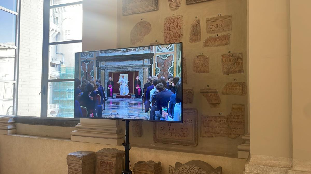 Papa Francesco incontra comici in Vaticano: “Avete il dono di diffondere il sorriso”. Da Banfi a De Sica, risate a volontà | FOTO e VIDEO