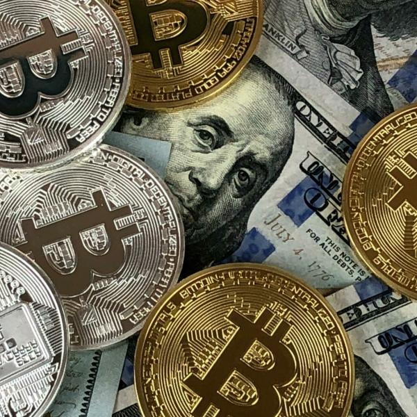 Bitcoin in salita: si avvicina al picco di 72.000 dollari