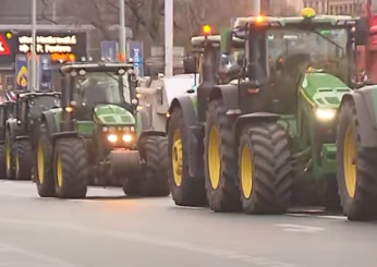 Repubblica Ceca, agricoltori cechi e slovacchi si uniscono al confine per protestare contro le politiche dell’Ue