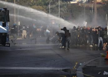 Il pomeriggio di guerriglia dei pro-Palestina a Roma, il bilancio e le immagini degli scontri: 30 agenti e 3 manifestanti feriti | VIDEO