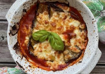 Un goloso piatto unico: la parmigiana di melanzane in crosta di pane