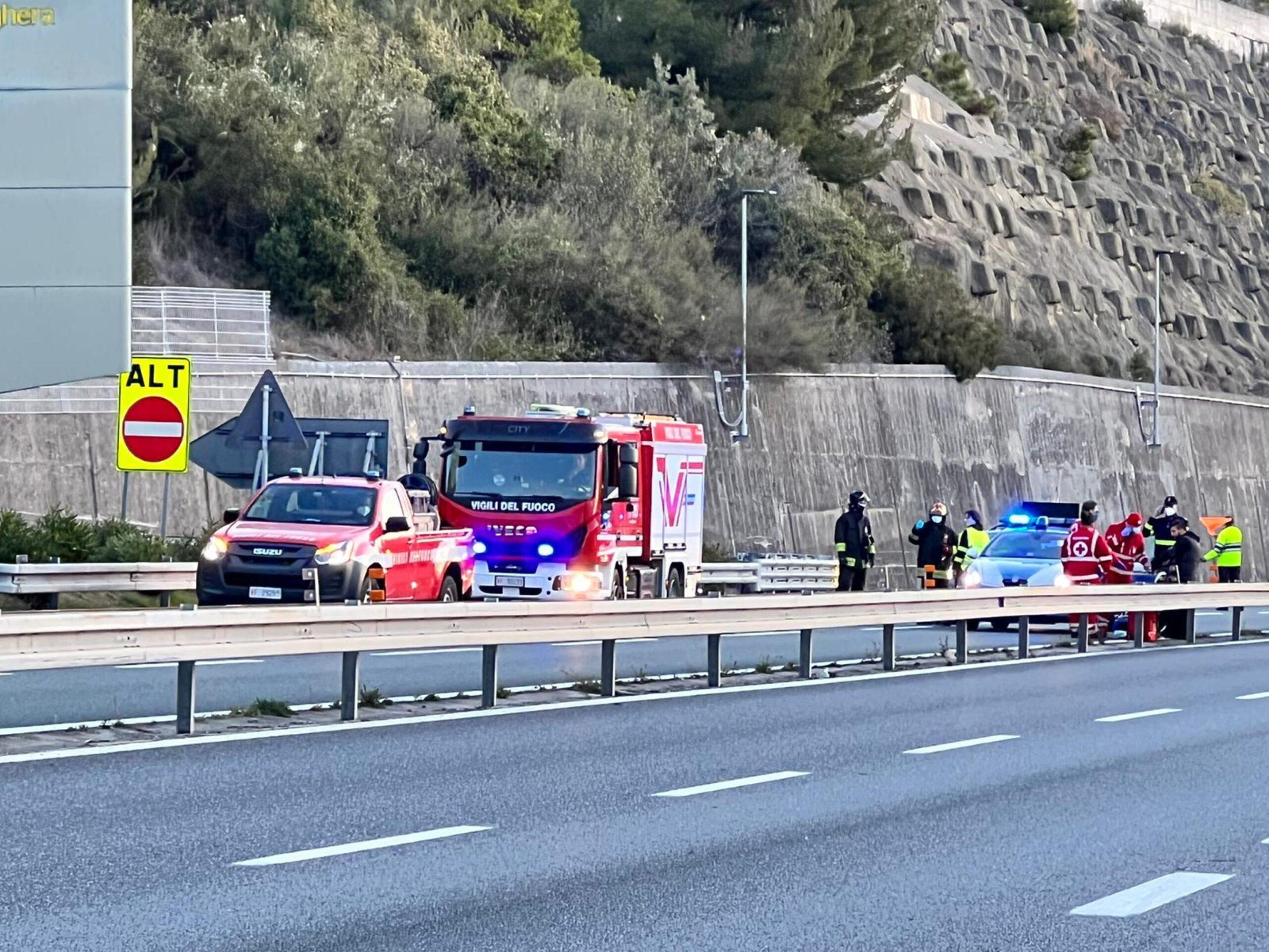 Gravissimo incidente stradale a Ventimiglia sul cavalcavia di Roverino, scontro tra due auto e due scooter: morti un 40enne e una donna 70enne