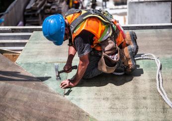 Stop al lavoro all’aperto nelle ore più calde, ma solo in queste Regioni: orari e ordinanze