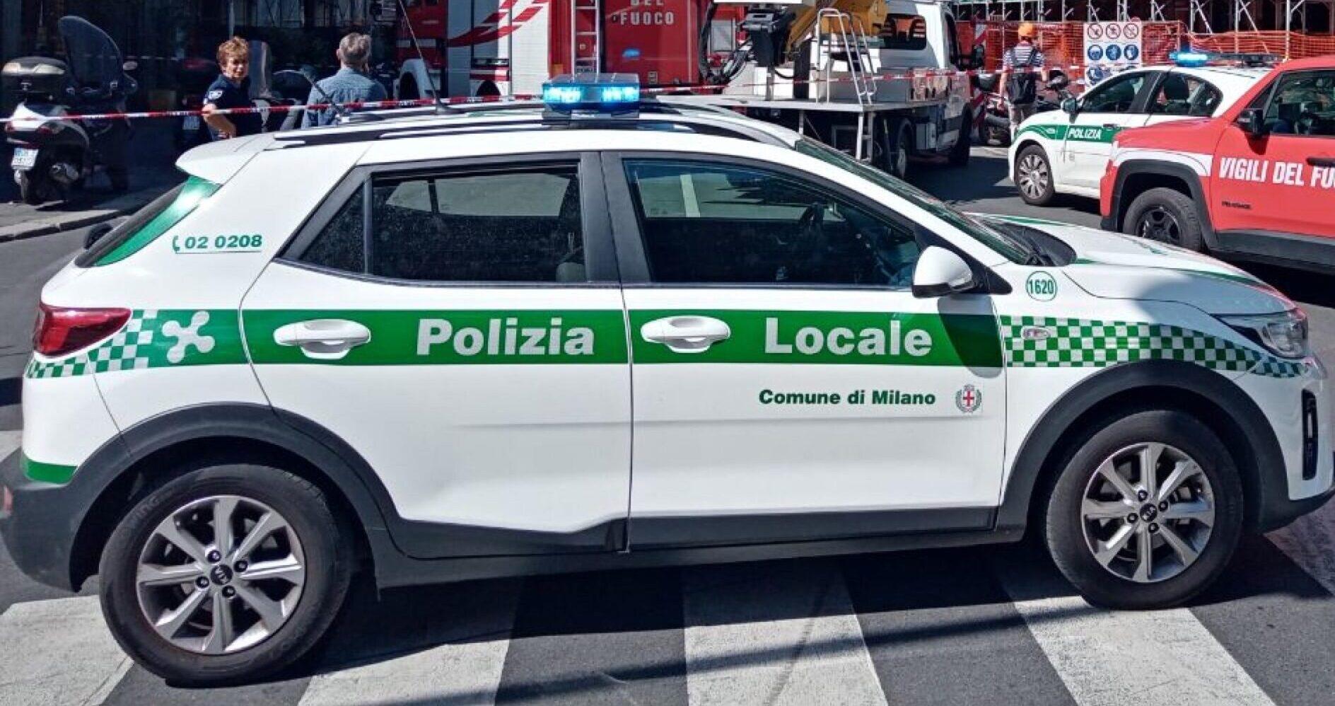 Milano, donna presa a manganellate dalla Polizia locale. Il video choc impazza sui social