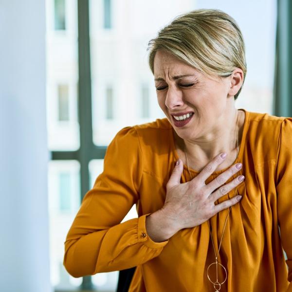 Quali sono i segnali di pericolo dell’infarto nelle donne? Ecco come riconoscerli rapidamente