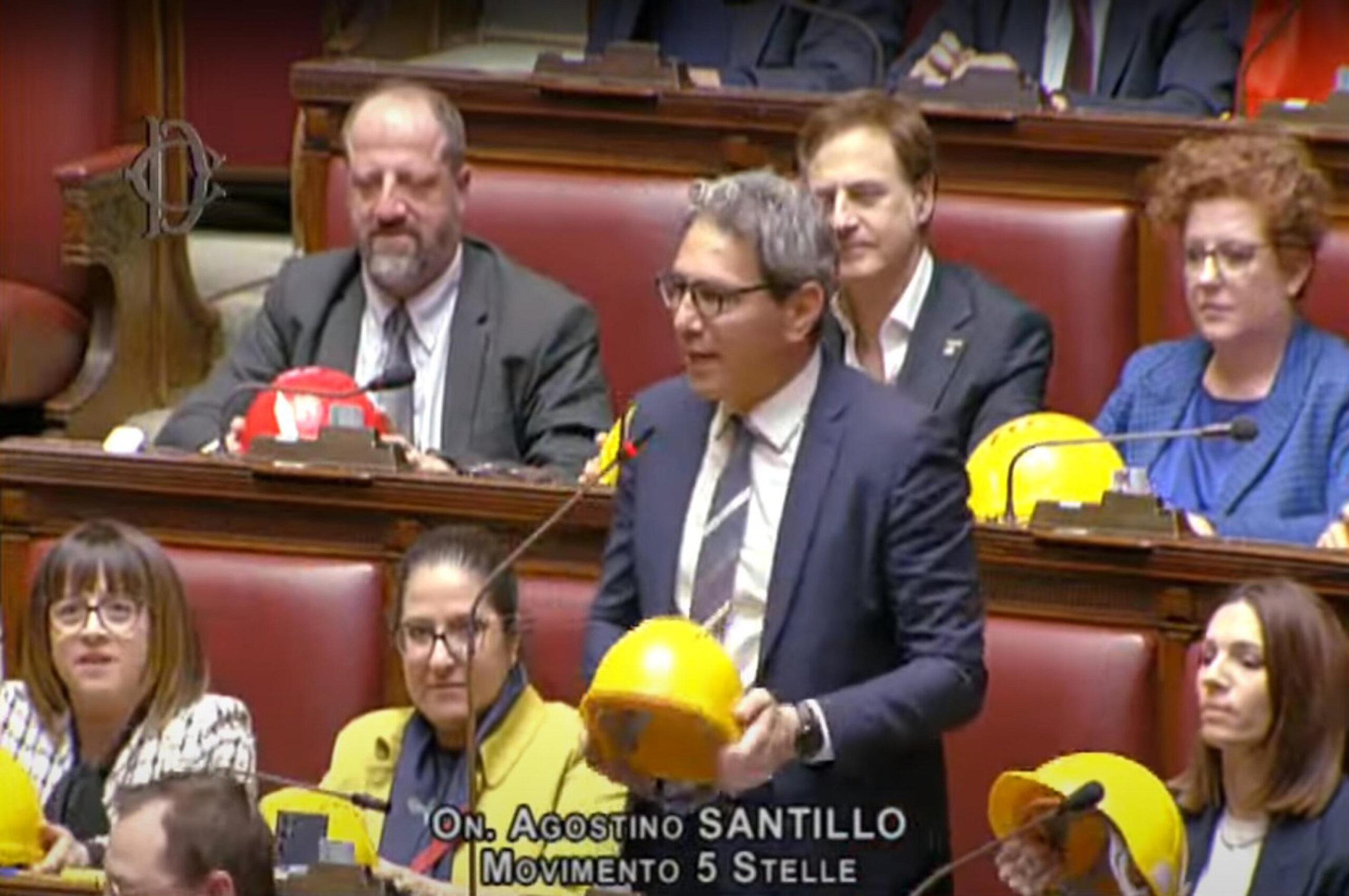 Dl Superbonus, protesta del M5S alla Camera dei deputati | FOTO