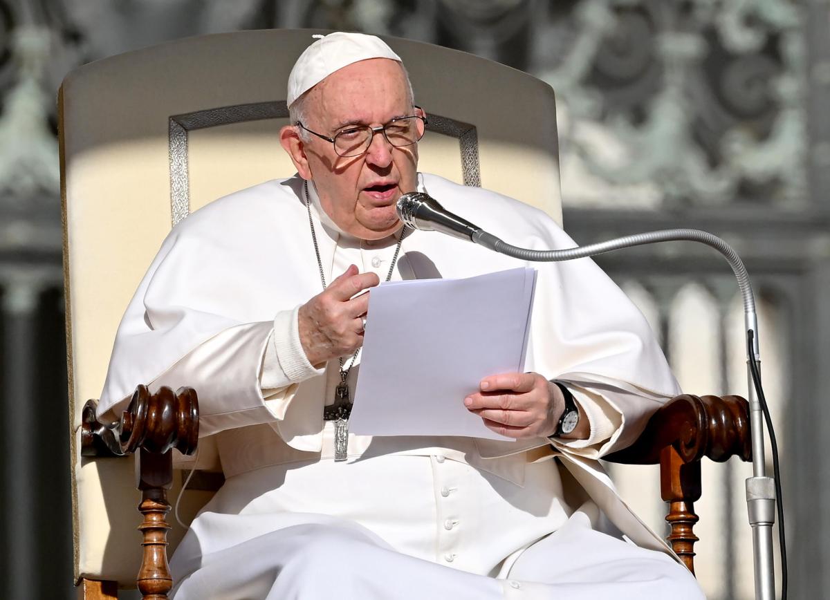 Papa Francesco nell’udienza generale: “Il Vangelo si annuncia muove…