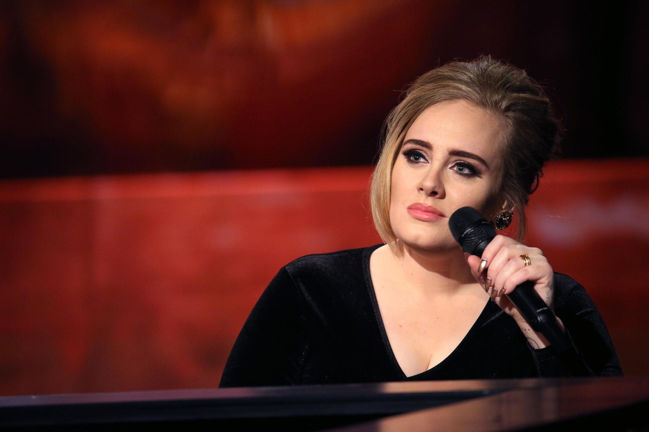 Adele dimentica il testo di una canzone durante il concerto: ecco come reagiscono i fan