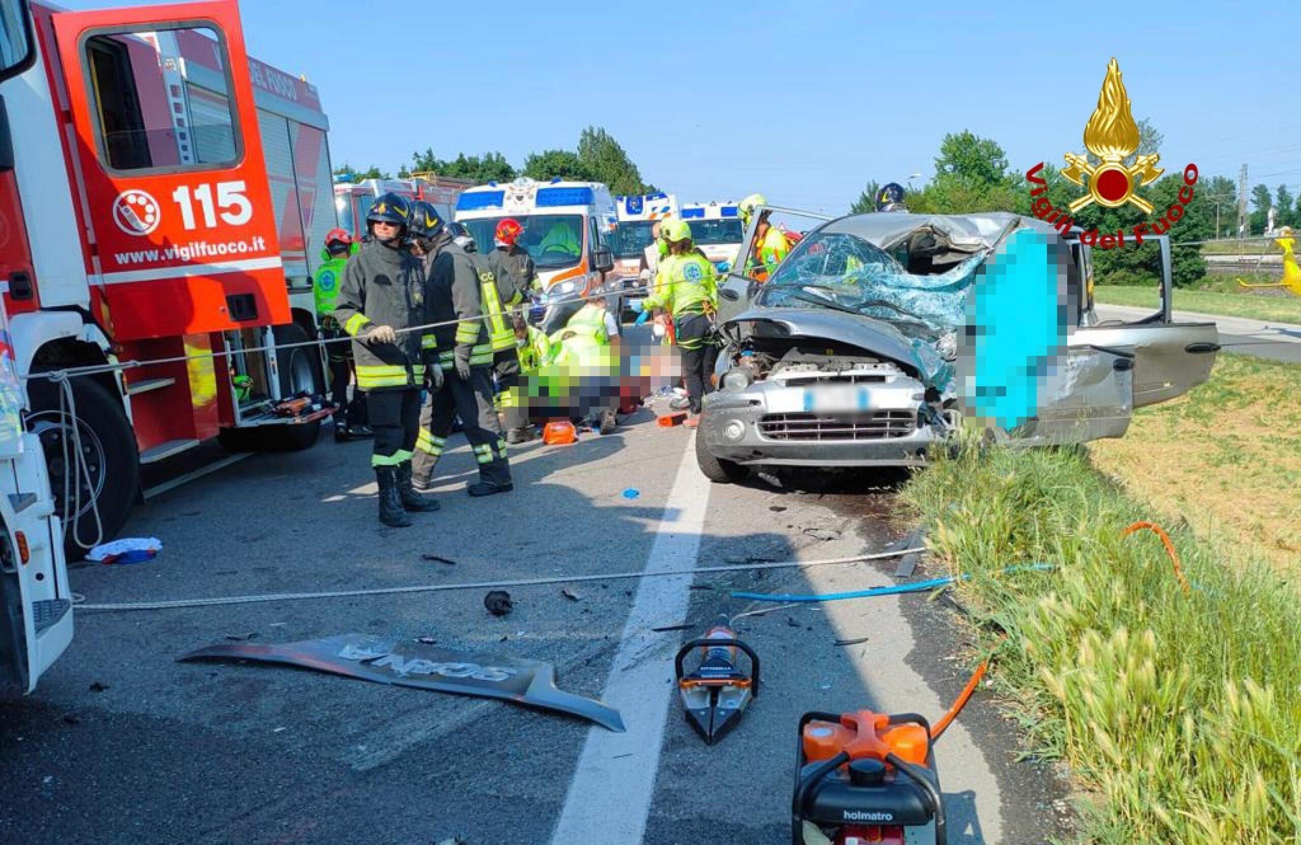 Incidente oggi sulla Statale 96 verso Bari: nello scontro si registrano sette feriti, due sono stati trasportati in ospedale in codice rosso