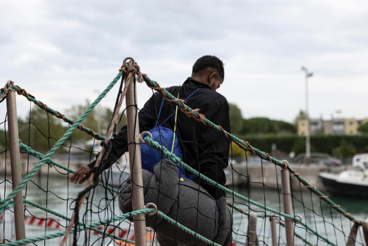 Parma, dramma al centro d’accoglienza: 24enne sgozzato nel sonno, a…