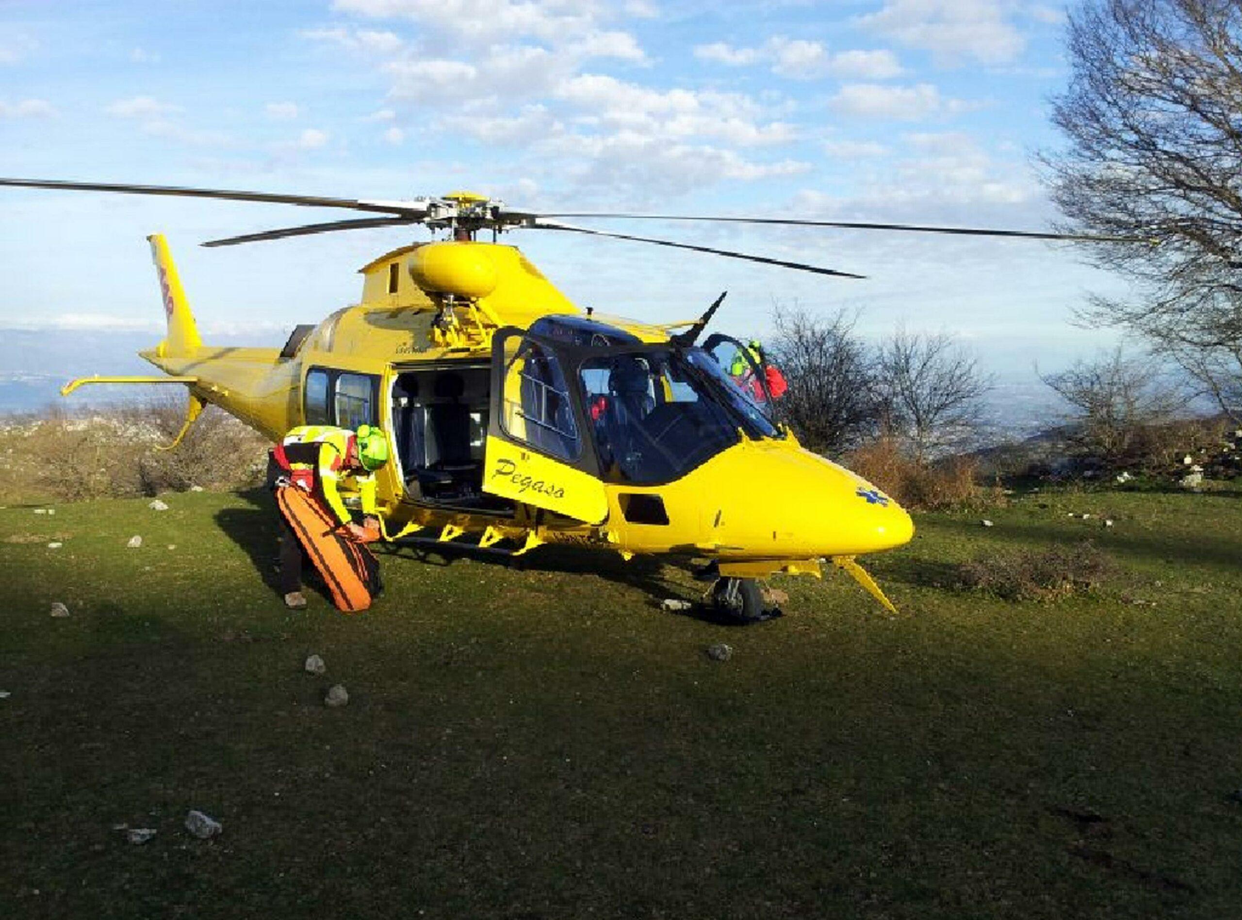 Vercelli, turista di 75 anni finisce in un dirupo ad Alagna Valsesia: ricoverato in codice rosso