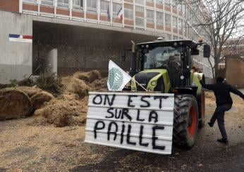 Francia, la protesta degli agricoltori blocca le strade: disagi nel sud francese