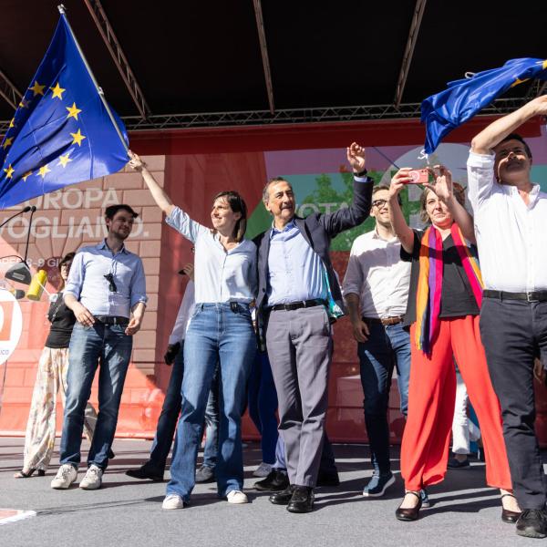 Elezioni Europee 2024, Schlein in piazza a Milano: “Meloni sta cancellando la libertà delle persone”. E poi conclude: “Viva l’Italia antifascista”