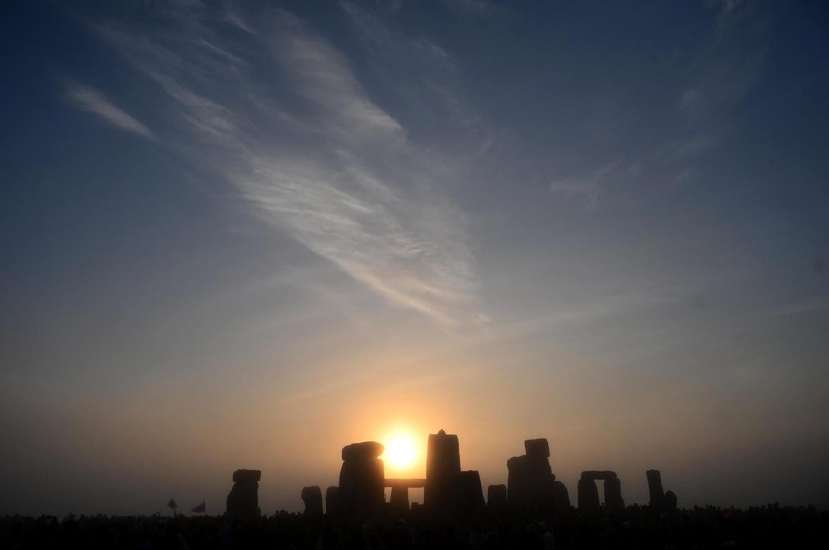 Solstizio d’estate a Stonehenge: migliaia di persone si uniscono nel sud dell’Inghilterra | VIDEO