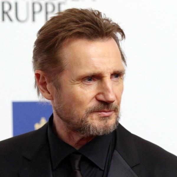 Liam Neeson volta le spalle all’amore e si consola con i gialli: le conquiste amorose del divo di Hollywood