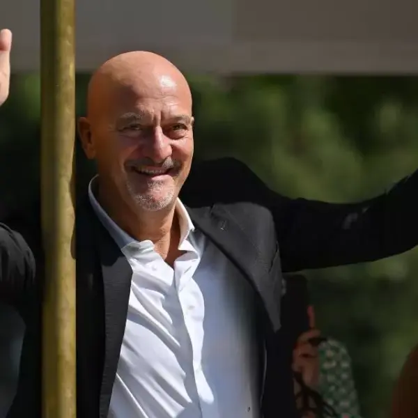 Gaffe di Claudio Bisio con Mara Venier: cos’è successo tra i due