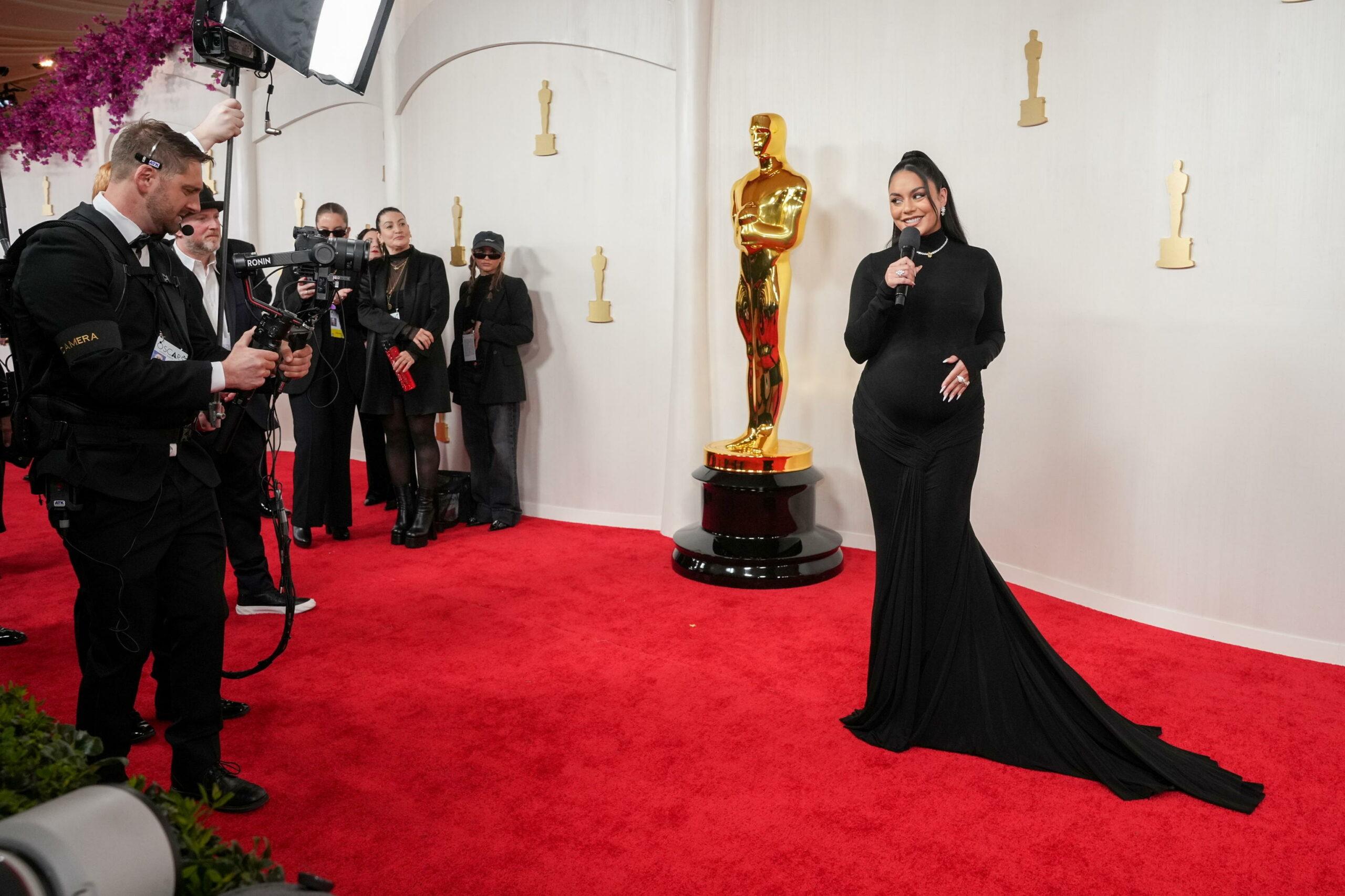 Vanessa Hudgens incinta: l’attrice mostra il pancione sul red carpet degli Oscar 2024 | VIDEO