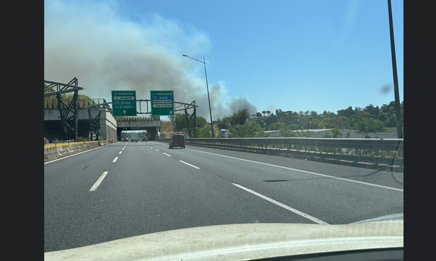 Roma, vasto incendio a Casal Lumbroso: evacuati residenti, alta colonna di fumo visibile anche a chilometri di distanza | FOTO E VIDEO