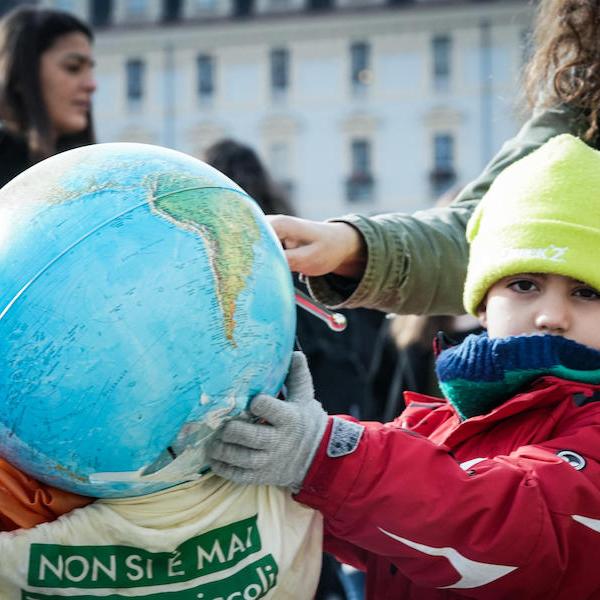 Attivisti di Fridays For Future scendono nelle piazze: “Se ci bloccano il futuro noi blocchiamo le città”