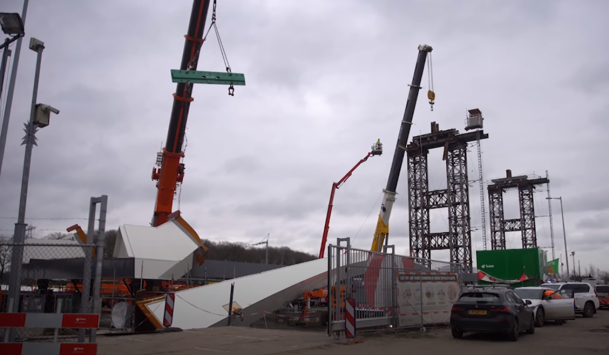 Paesi Bassi, crollato un ponte in costruzione a Lochem: due morti e due feriti | VIDEO