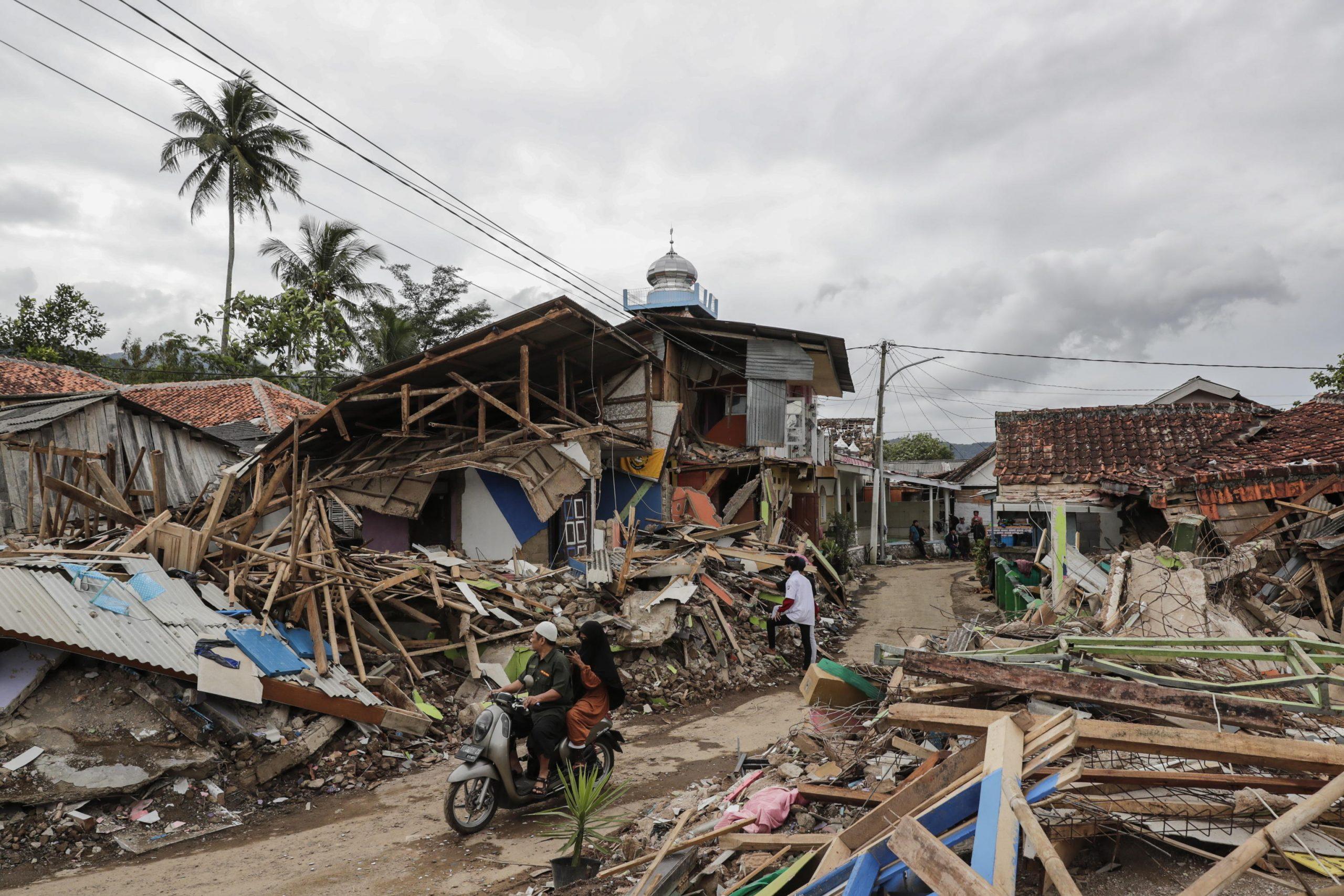 Nuovo terremoto in Indonesia: devastata Giava, centinaia i morti