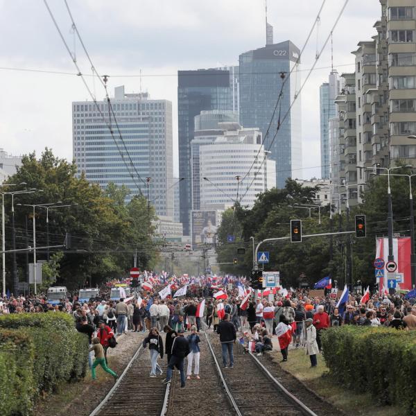 Polonia, l’opposizione scende in piazza a Varsavia: presenti un milione di persone | FOTO