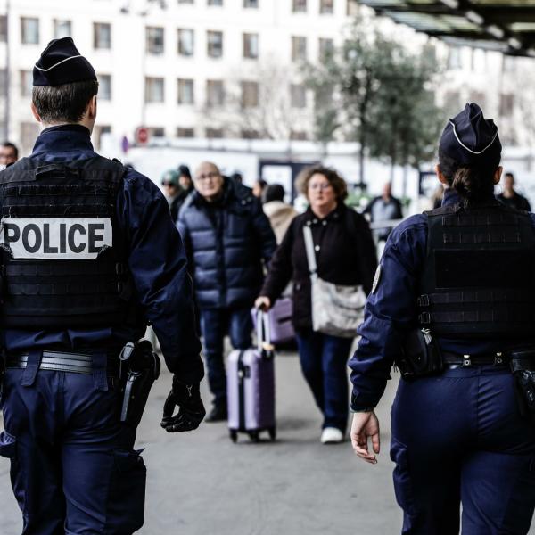 Francia, minaccia 4 agenti con un coltello a Parigi: polizia apre il fuoco su un 40enne