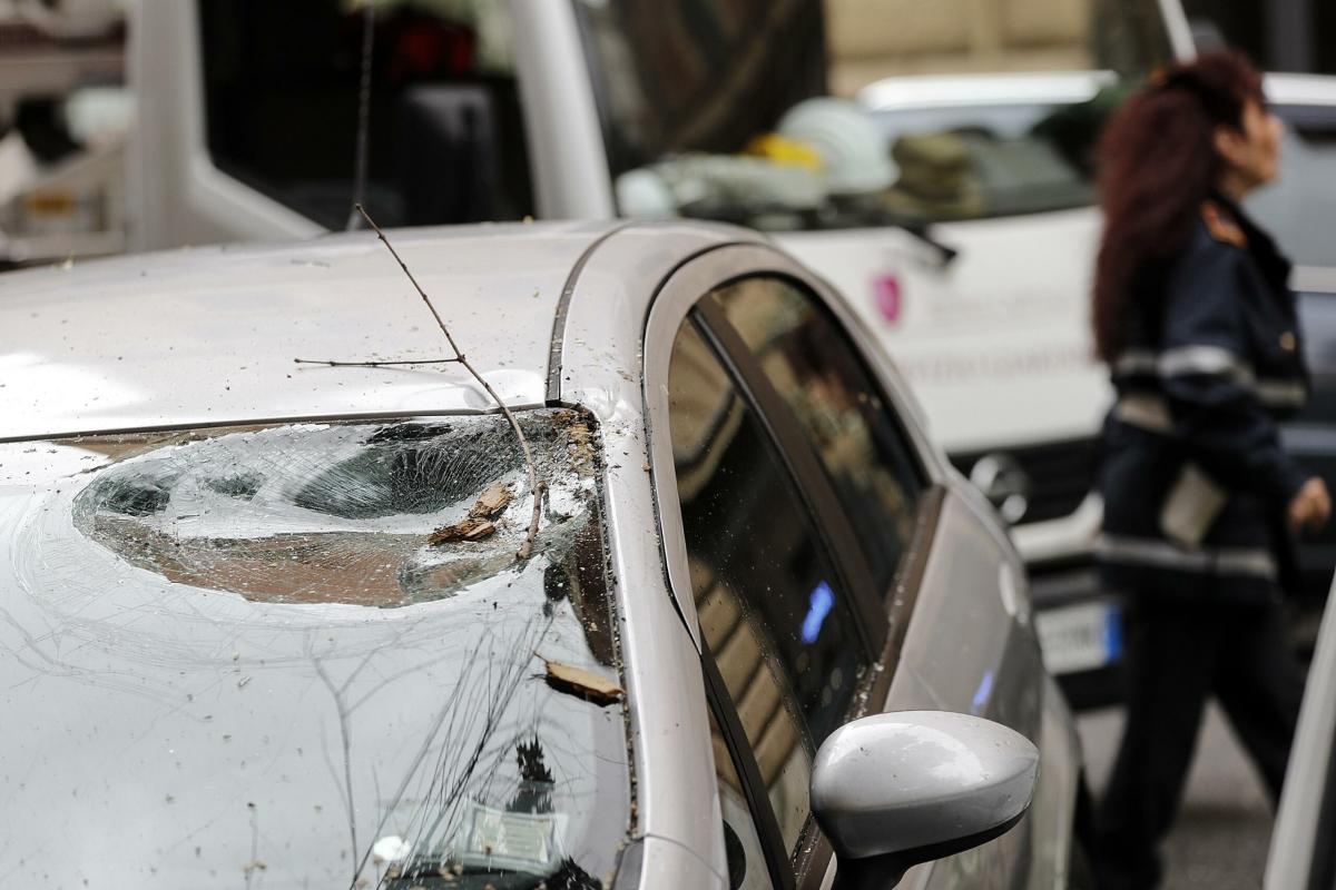 Reggio Emilia, 50enne denunciato per atti vandalici all’auto del vicino di casa