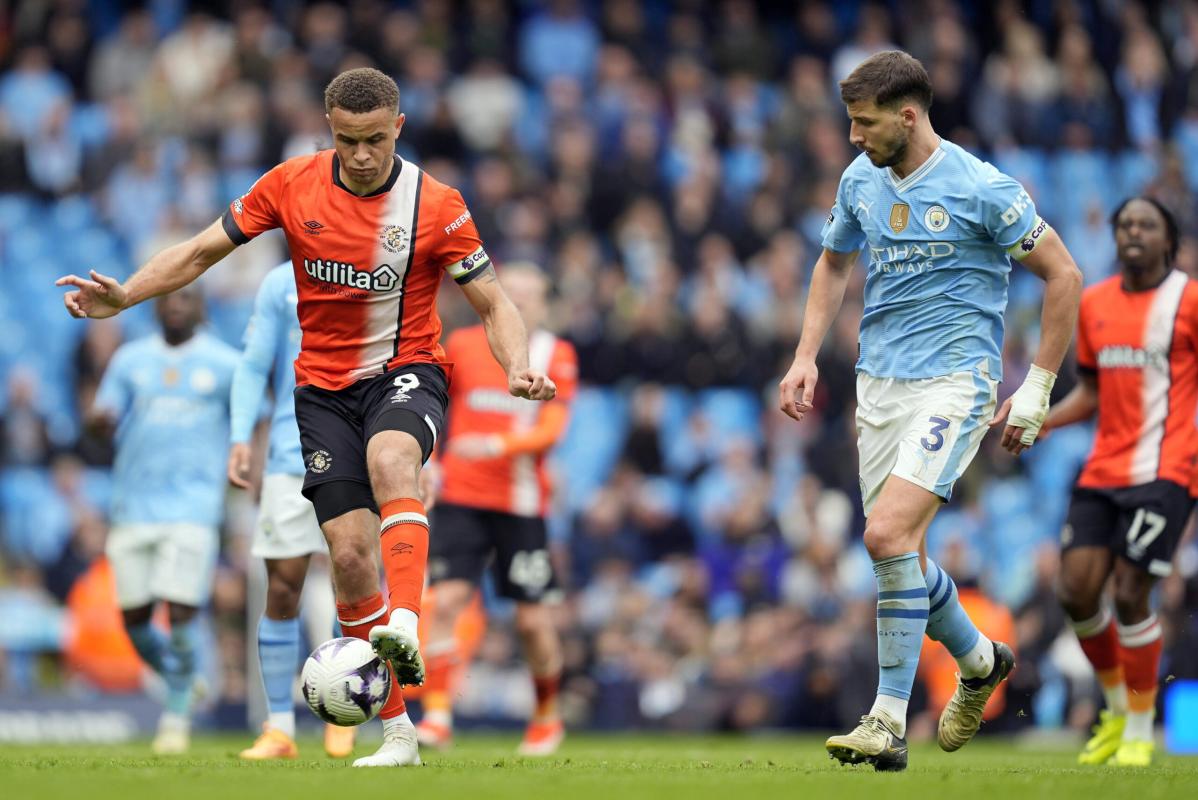 Perché il Luton Town, squadra di Championship, giocherà con la stessa maglia anche nella prossima stagione?