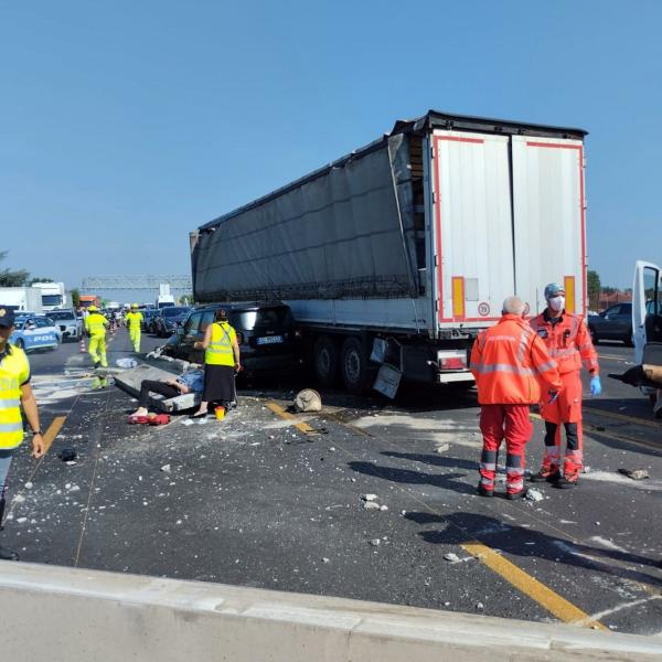 Tir contro un pilone a Milano sull’A4, morto il conducente: perde l…