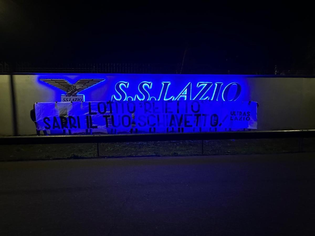 Lazio, dopo l’Atalanta la rabbia dei tifosi: a Formello striscioni contro Lotito e Sarri | FOTO