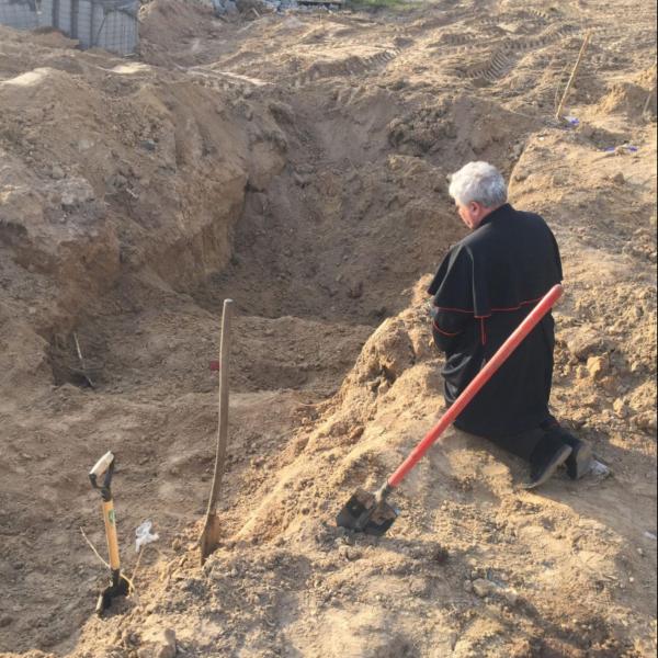 Inviato Papa, il cardinal Krajewski salvo per miracolo in Ucraina 