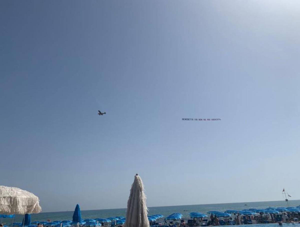 Roma, scritta misteriosa nei cieli di Ostia: “Papa Benedetto XVI no…