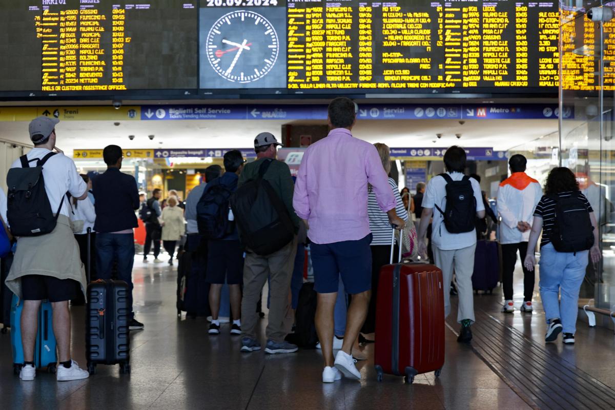 Roma, treni sospesi tra Tiburtina e Termini per un guasto alla linea: cancellazioni e ritardi | FOTO E VIDEO