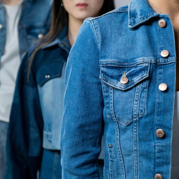 Total denim: quali sono i capi in jeans del momento e come abbinarli con stile